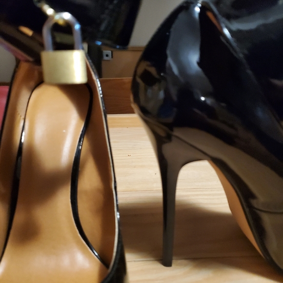 Black Stilettos with lock and key ankle strap - Picture 3 of 4